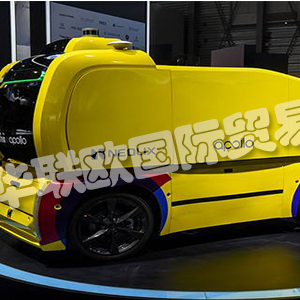 SmartFactoryJapan2019追加智能物流設(shè)備專區(qū)，擴(kuò)大工廠自動化并吸引物流業(yè)。圖為發(fā)那科對外賓展示其物聯(lián)網(wǎng)體系技術(shù)